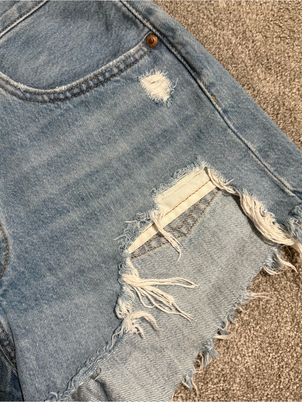 Levi's Light Wash Frayed Denim Cutoff Summer Shorts size 28 Excellent Condition - Picture 3 of 11